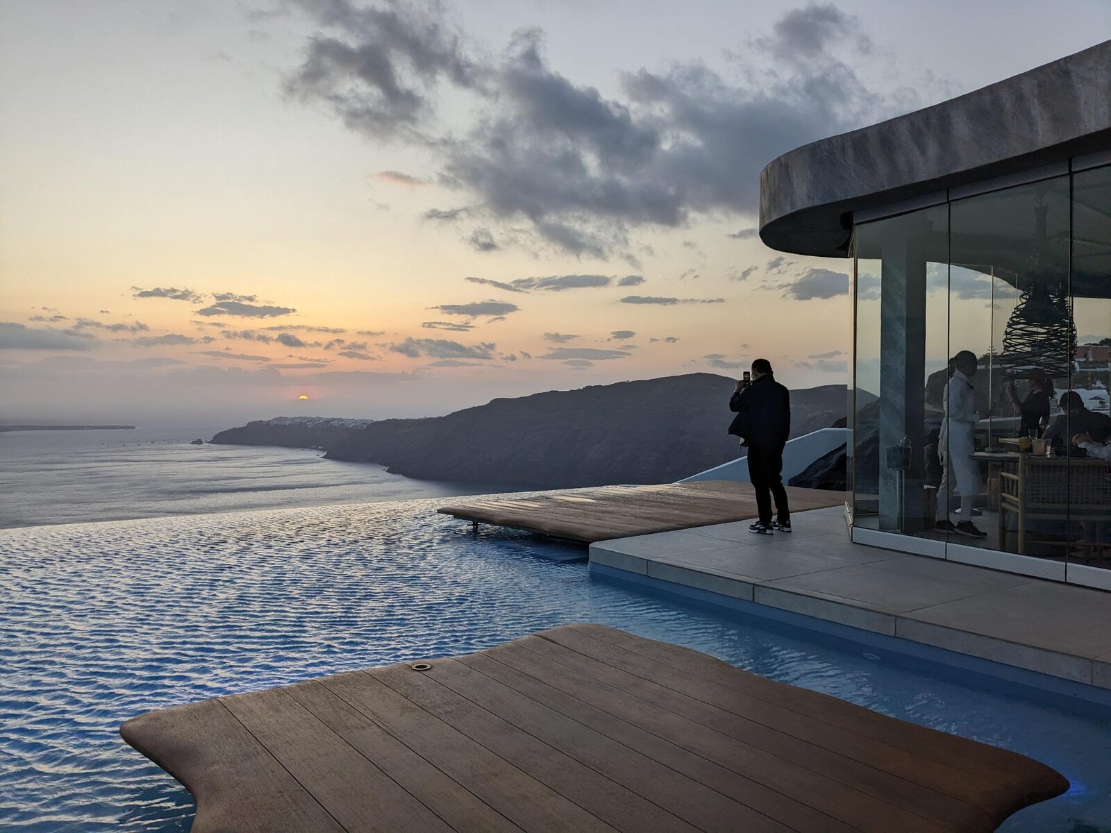 Where to go in Greece? Guide by island chains and regions